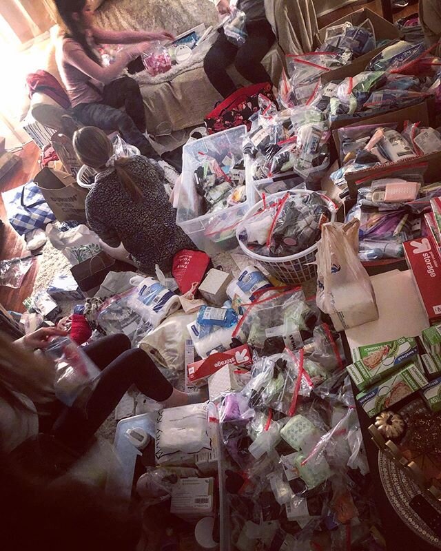 All your donations being sorted and bagged today for drop off to homeless shelters next week! Because of you, we are able to fulfill all the shelters requests. Keep them coming! Togethershecan.org 🧴🌸🎁🎅🏻