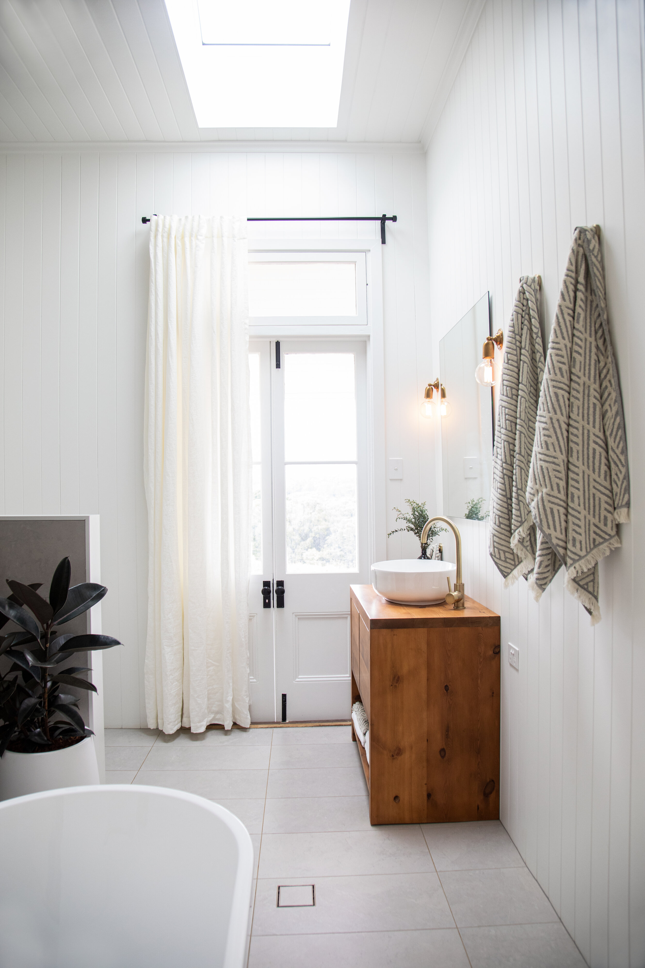 The_Plot_Main_Bathroom_02 (1).jpg