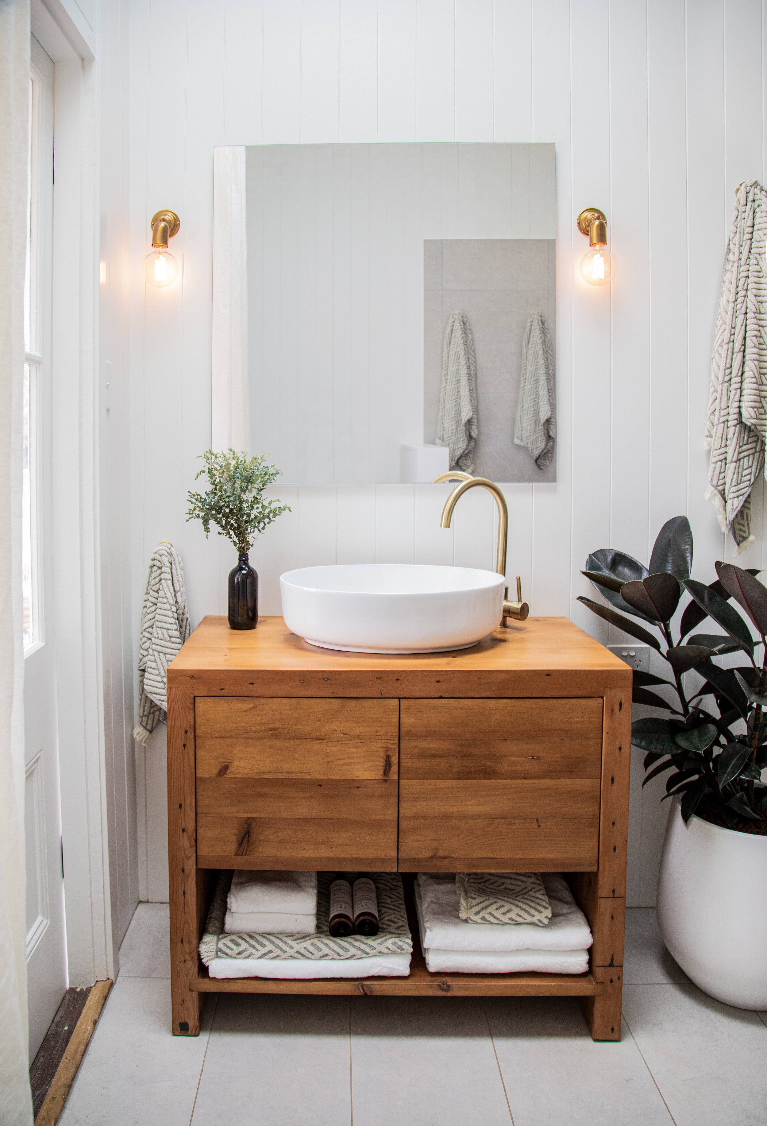 The_Plot_Main_Bathroom_01.jpg