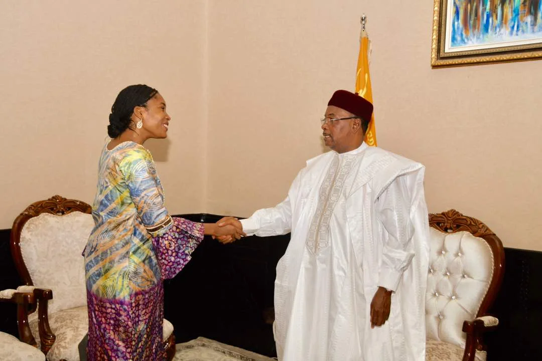Le Président de la République SEM Issoufou Mahamadou reçoit Melle Aminatou Amadou Garba, lauréate du prix "Next Einstein Fellow" 
