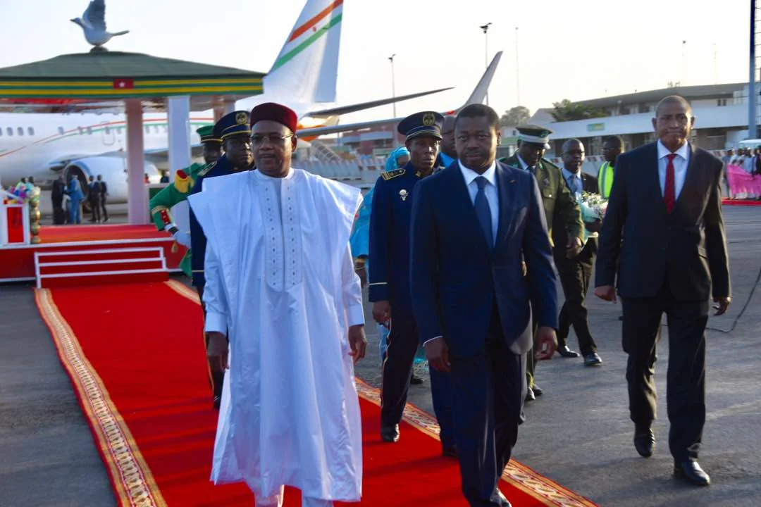 Arrivée du Président de la République à Lomé au Togo : Le Chef de l’État accueilli par son homologue du Togo