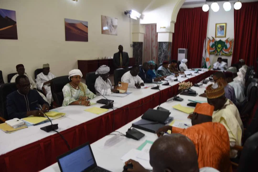 Le Président de la République SEM Issoufou Mahamadou préside une réunion du dispositif de suivi et de mise en œuvre de la politique d’amélioration du climat des affaires au Niger