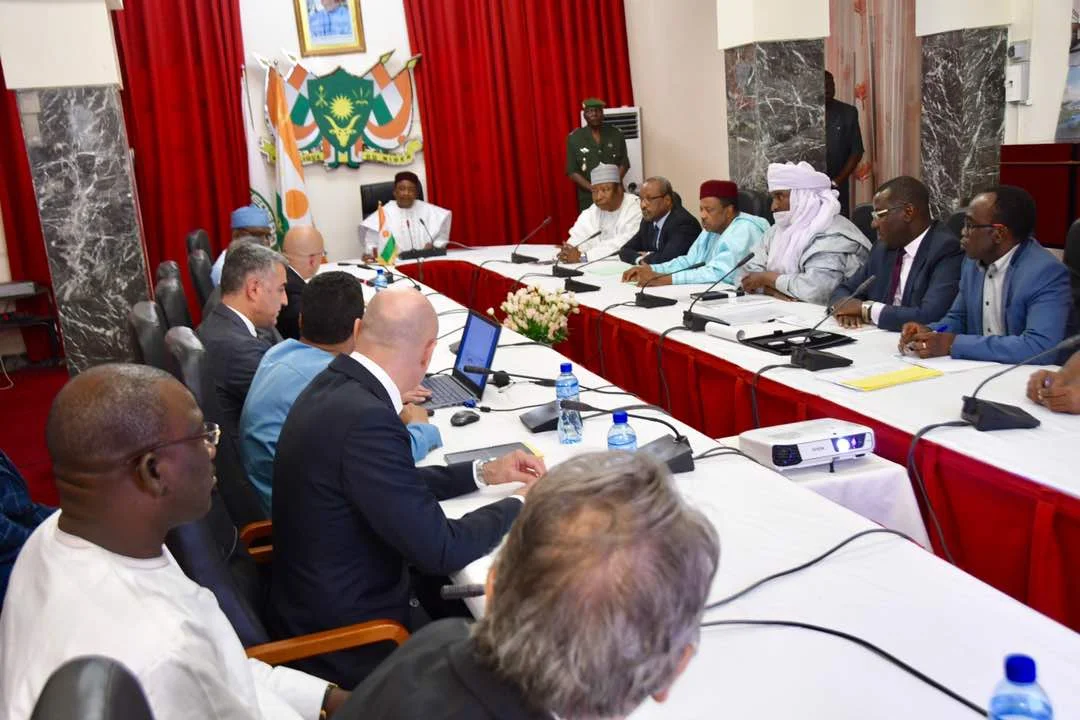 Le Président de la République SEM Issoufou Mahamadou reçoit une délégation de l’entreprise turque SUMMA chargée de rénover l’Aéroport international Diori Hamani de Niamey