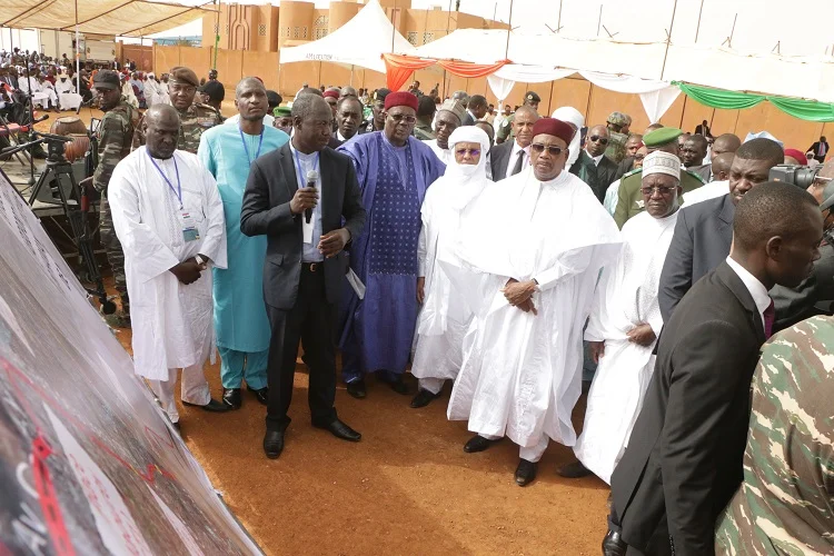 Le Président de la République SEM Issoufou Mahamadou procède au lancement des travaux d’aménagement et de bitumage de la Voie Express reliant l’Aéroport International Diori Hamani au Centre-ville