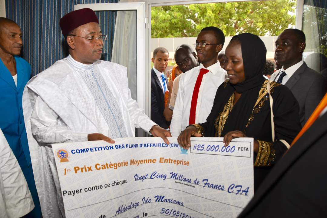 Le Président de la République SEM Issoufou Mahamadou reçoit les lauréats de la Compétition des Plans d'Affaires