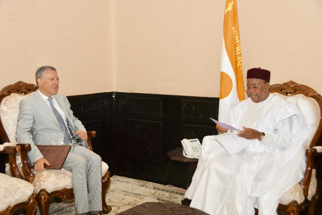 PR avec Ambassadeur de France 2.jpg