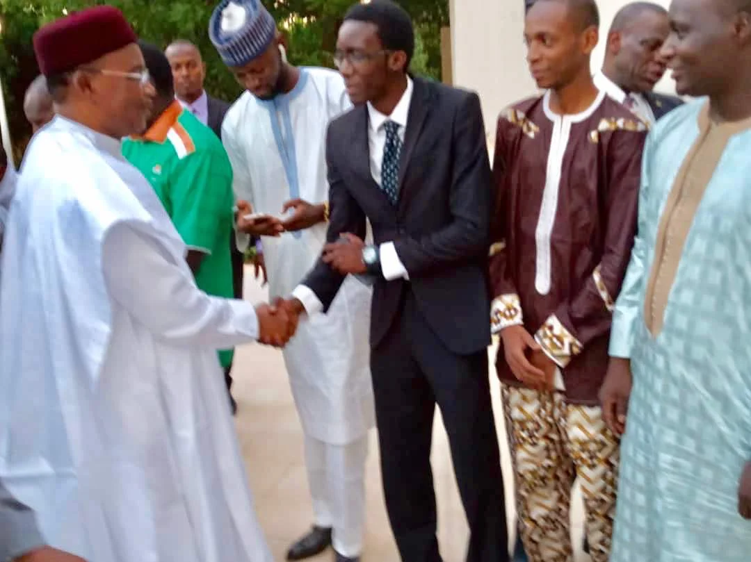 Le Président Issoufou Mahamadou a convié lundi les artistes, écrivains, sportifs et jeunes leaders à l’IFTAR au Palais de la Présidence