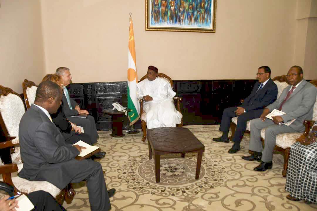Audience au Cabinet du Chef de l’Etat : Le Haut-Commissaire de l’ONU aux Réfugiés remercie le Président de la République « pour l’accueil  exemplaire que le Niger offre aux réfugiés »
