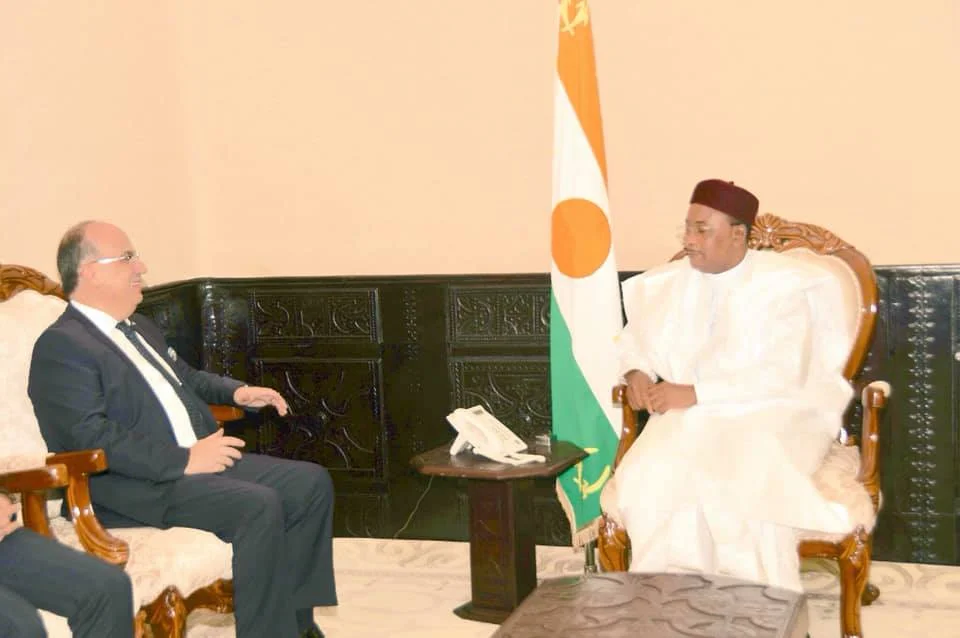 Le Président de la République, Chef de l’Etat, SEM Issoufou Mahamadou a reçu vendredi, 28 décembre 2018, l’Ambassadeur de Turquie au Niger, M. Huseyin Ozdemir, en fin de mission dans le pays 2.jpg