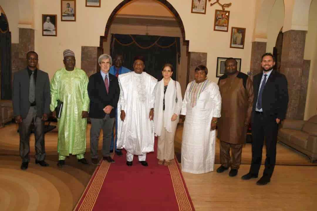 Le Président de la République, Chef de l’État, SEM Issoufou Mahamadou a reçu, ce jeudi 21 Février 2019 en fin de matinée, une délégation de l’ONG de solidarité internationale Plan International, conduite par M. Josh Liswood, son président du Conseil d’administration et de l’Assemblée des membres. Selon ce dernier, la mission qu’il conduit au Niger vise à raffermir davantage les liens de coopération et d’étroite collaboration qui existent entre le Niger et son organisation. « La rencontre avec le Chef de l’Etat nous a permis de constater son engagement non seulement pour le résolu envers les enfants du Niger, mais aussi pour les ceux des autres pays du continent », a déclaré M. Josh. Le PCA et président de l’Assemblée des membres de Plan International a particulièrement apprécié l'engagement du Président de la République Issoufou Mahamadou dans l’avancement des droits des jeunes filles. Plan International, note-t-on, intervient dans les régions les plus pauvres du monde pour faire progresser les droits des enfants et l’égalité filles/garçons. L’ONG est organisée en réseau de 21 pays donateurs et 56 pays en développement bénéficiaires. Elle a été créée en 1937 et a son siège au Royaume-Uni.