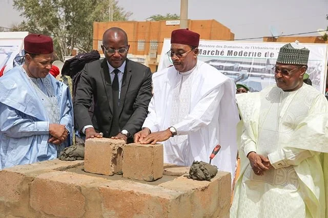 J&rsquo;ai proc&eacute;d&eacute; le jeudi, 27 F&eacute;vrier 2020, &agrave; la pose de la premi&egrave;re pierre de construction du march&eacute; central moderne de Tahoua.‬
‪Cette importante infrastructure de 1379 boutiques au total, qui verra le jour dans un d&eacute;lai de 12 mois sur le site de l&rsquo;ancien march&eacute; servira de poumon &eacute;conomique pour la r&eacute;gion et de levier de d&eacute;veloppement pour les populations.