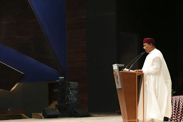 Je voudrais au nom de la Conf&eacute;rence des Chefs d&rsquo;Etat et de Gouvernement de la CEDEAO, exprimer mes chaleureuses f&eacute;licitations aux nouveaux d&eacute;put&eacute;s &eacute;lus pour repr&eacute;senter les citoyennes et citoyens de notre espace communautaire durant les quatre prochaines ann&eacute;es. Je suis convaincu que chacun d&rsquo;eux a pleinement conscience de la responsabilit&eacute; qui lui incombe en tant que d&eacute;put&eacute; communautaire.