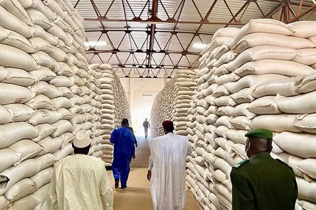 Je me suis rendu ce mardi 14 Avril 2020 dans les magasins de l&rsquo;Office des Produits Vivriers du Niger (OPVN) pour constater la disponibilit&eacute; des vivres et la capacit&eacute; organisationnelle &agrave; faire face aux op&eacute;rations distribution gratuite et vente &agrave; prix mod&eacute;r&eacute;s de c&eacute;r&eacute;ales pour soutenir nos populations fragilis&eacute;es par la pand&eacute;mie du #COVID19 &agrave; la veille du mois b&eacute;ni de Ramadan.