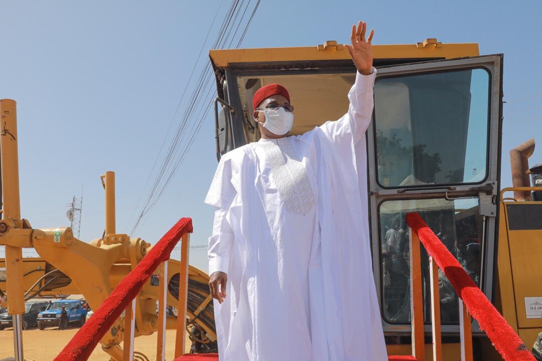 Le Président de la République a lancé samedi à Tessaoua les travaux de réhabilitation et de bitumage de la Route Mayahi-Tessaoua-Frontière du Nigeria