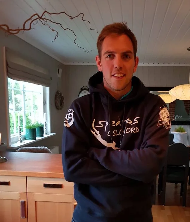 Filip iført nytrykket genser
