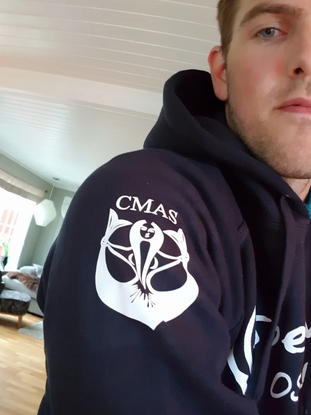Logo med CMAS på andre skulderen