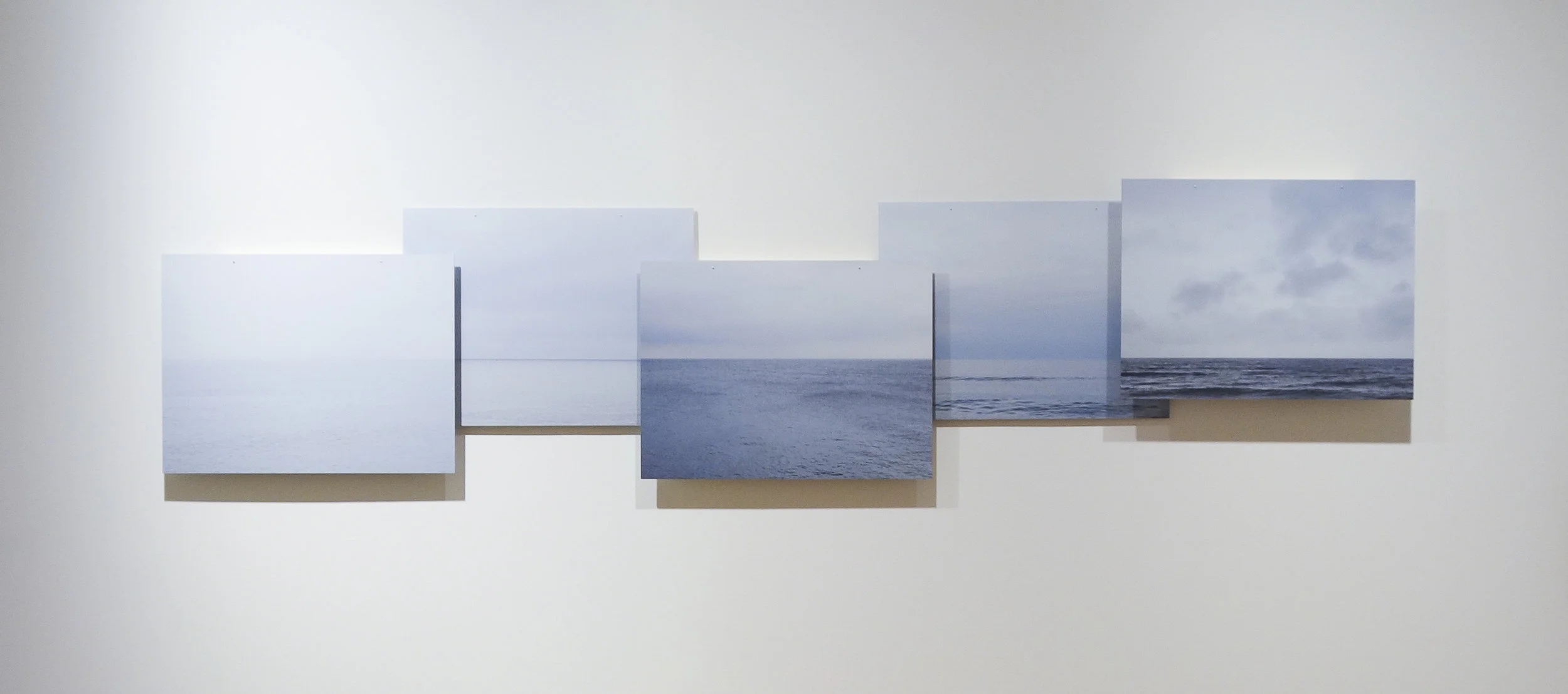 Het werk ‘Aan zee’ is gemaakt in opdracht voor de expositie ‘Jong en veelbelovend’ voor Villa Mondriaan,Winterswijk ter ere van het 100 jaar jubileum van de kunstbeweging De Stijl.