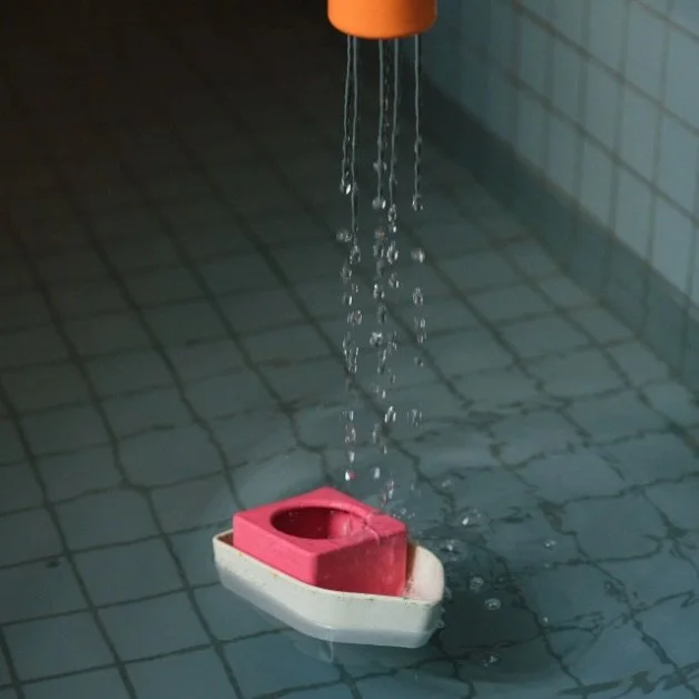 The upcycled rubber bath toy promotes imaginative play and develops fine and gross motor skills. Made with 100% natural rubber leftovers. Online now at #betonstudios