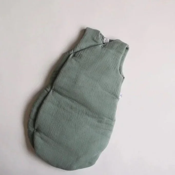 - Why sleeping bags are better for babies:
A sleeping bag helps maintain a consistent body temperature throughout the night, reducing the risk of your baby becoming too cold or too warm. Unlike loose blankets, it stays securely in place, allowing you