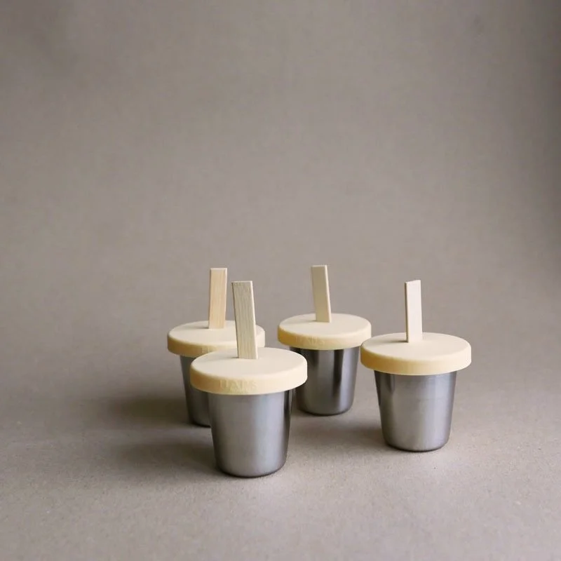 The mini ice lolly makers are designed for little hands. Combat food waste and quickly freeze any leftover smoothie, yoghurt or juice! 🍌🍊🍓 #betonstudios