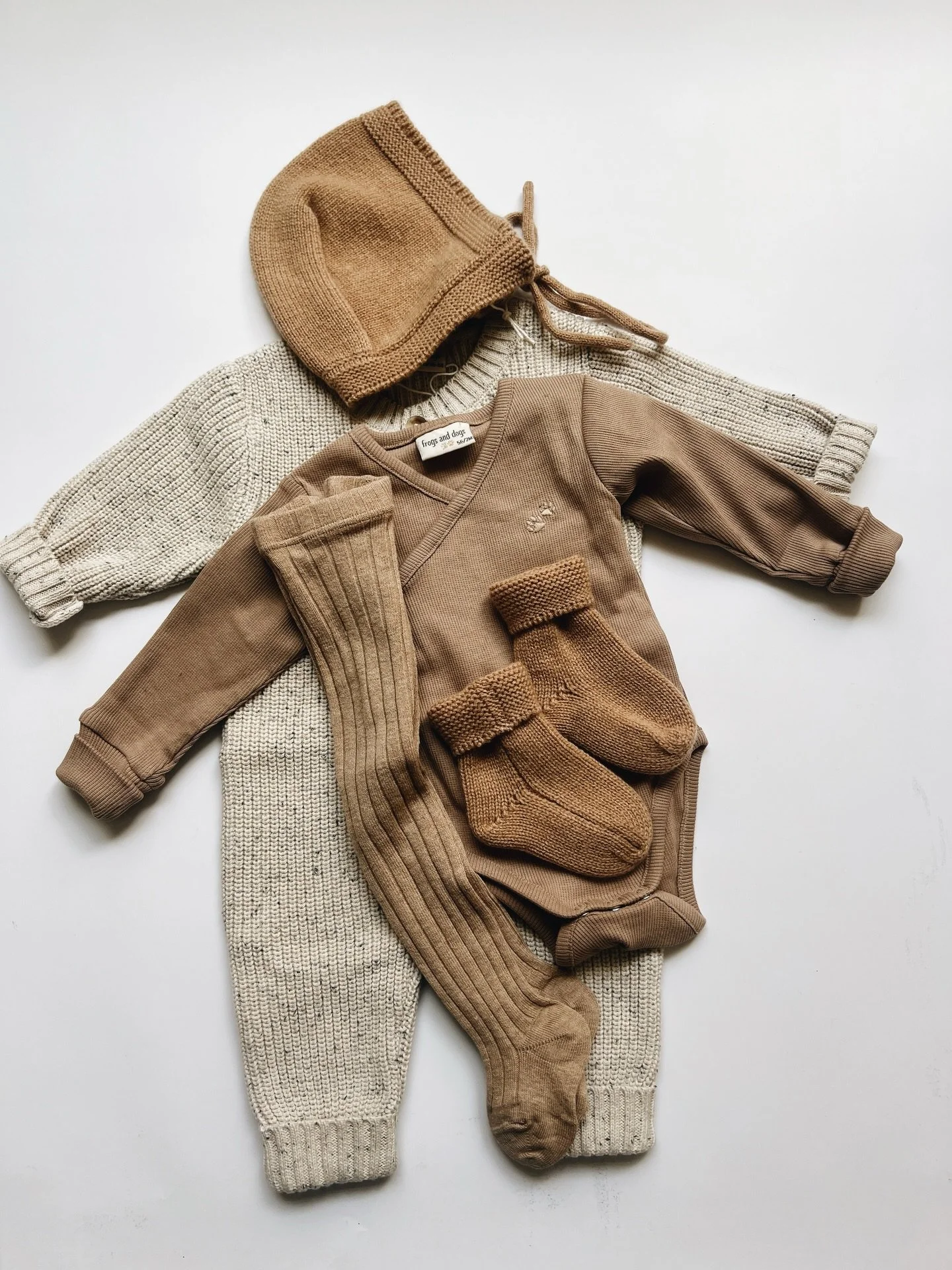 The perfect spring outfit! Natural materials; merino wool and cotton, only the best for your little one 🐻 #betonstudios online now