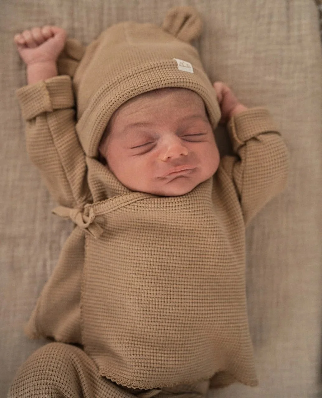 Organic cotton top and bottom set, perfect for the hospital and first months of your baby&rsquo;s life. Easy to change with wrap design. 🐣 #betonstudios