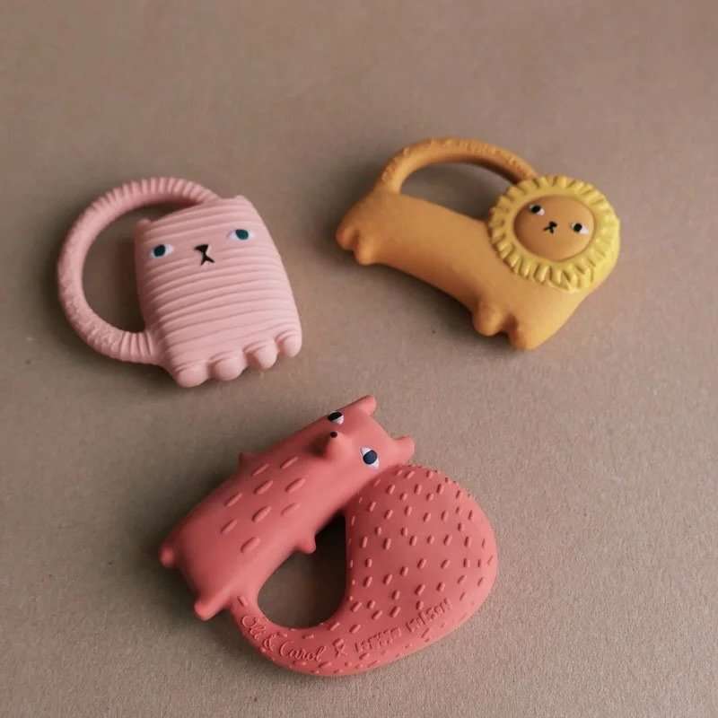 Back in stock! The whole Donna Wilson family 🦁🐱🦊
Handmade with 100% natural rubber and hand painted with natural pigments. PVC, BPA, Phatalates and nitrosamines free.