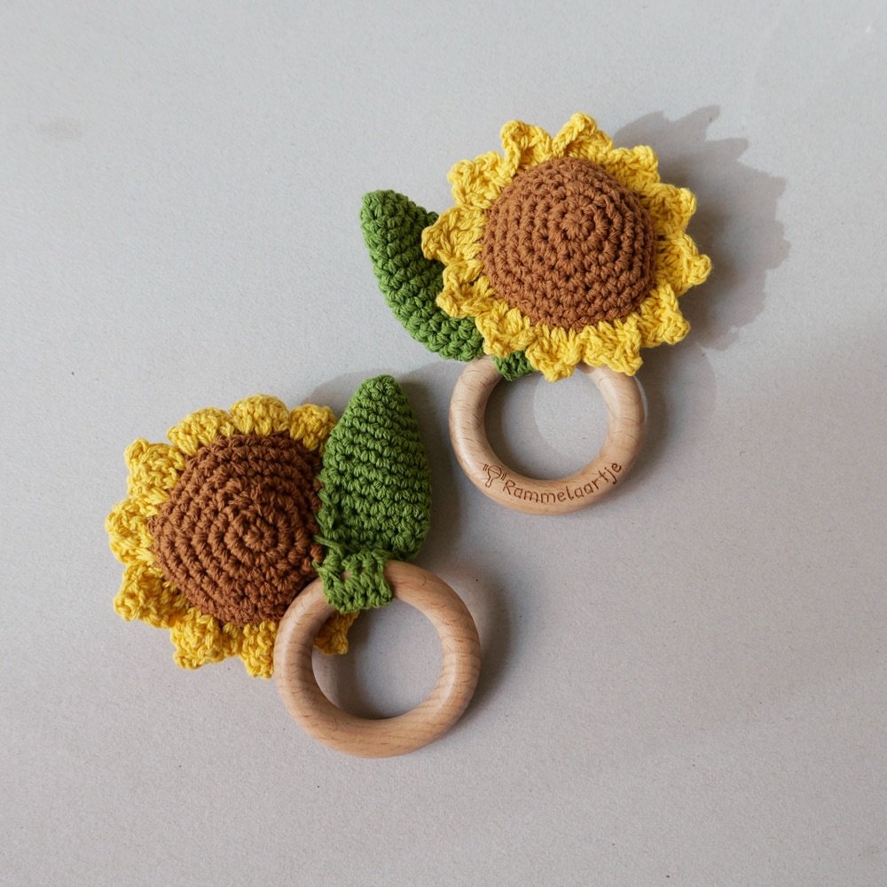 🌻 The sweetest hand-crocheted rattles that works perfectly as a teething toy too. Available in 7 different variants! #betonstudios Available online and in the store!
