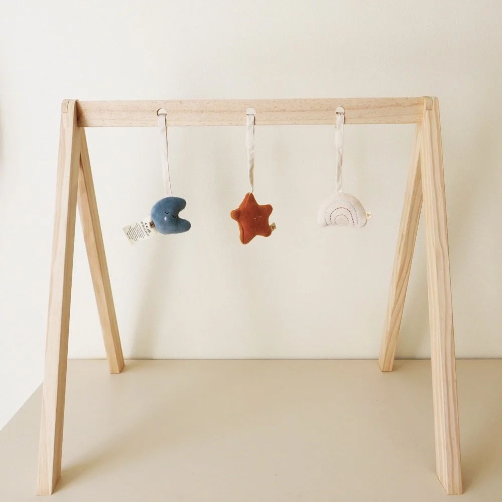 Sometimes the only way to put down your baby for that mini break 🙌🏼 Our baby gyms comes in raw pinewood and has the perfect sturdy A-frame. Create your own accessories or find these beauties online and in our store. #betonstudios