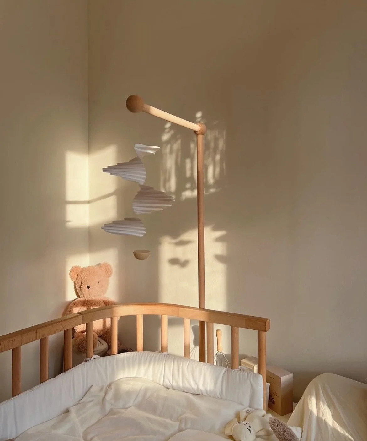 The Airflow mobile is a lovely addition to the nursery! As seen here in @reginadubourg&rsquo;s sweet home. 
Online now.

#betonstudios #flenstedmobiles #nursery