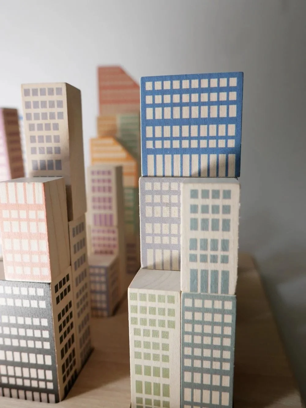 🏗️ Love these blocks that your child (or you!) can build the iconic skyline of Manhattan. How tall can you build? 🏢 #betonstudios