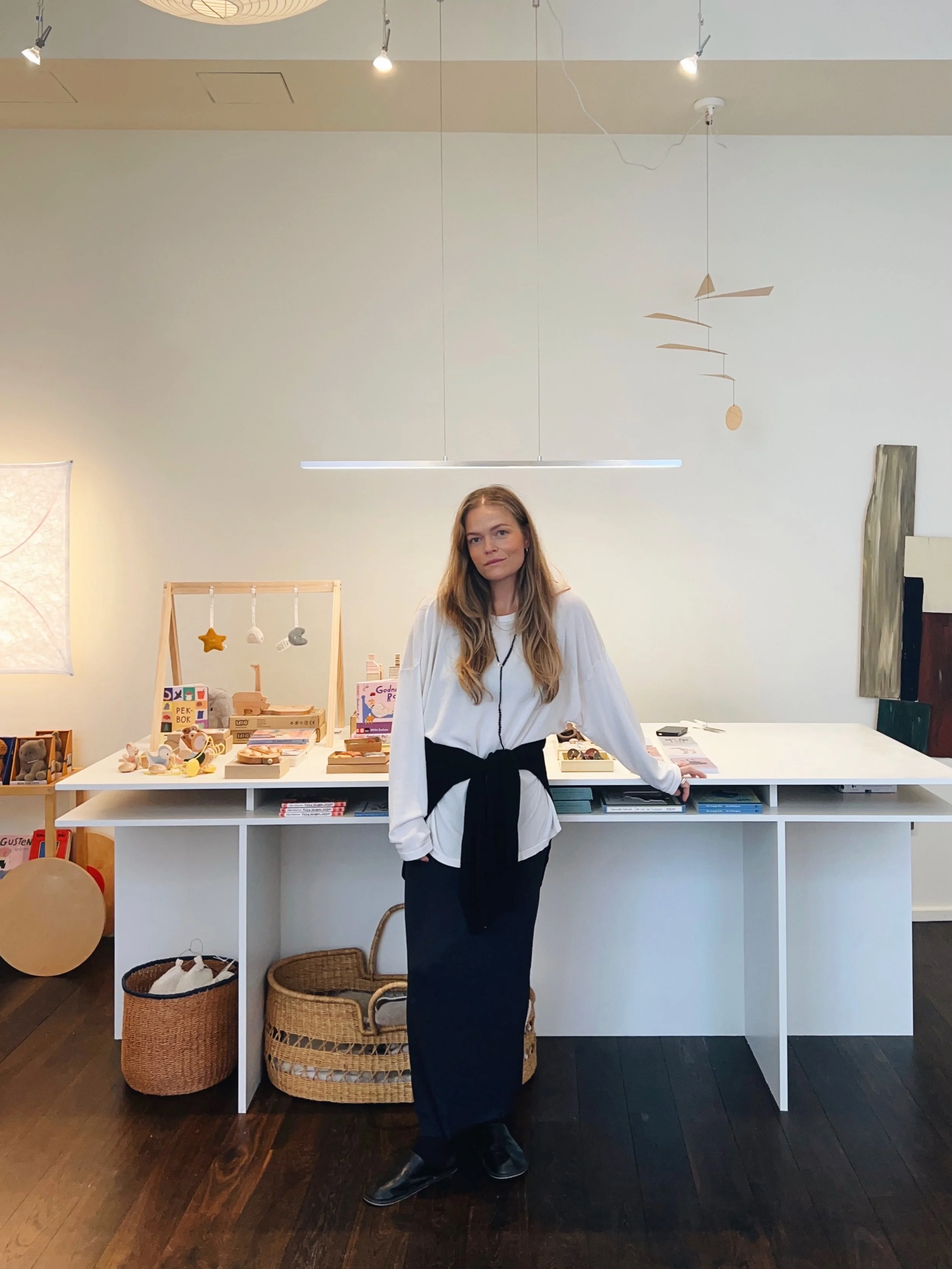 Welcome to Bet&oacute;n Studios 🤎 So many new faces here! Let me give you a short intro:

I&rsquo;m Petra, founder of Bet&oacute;n &amp; mother of 3 (10-15y), started in 2013 out of a love for thoughtful design and childhood.

I curate with my heart