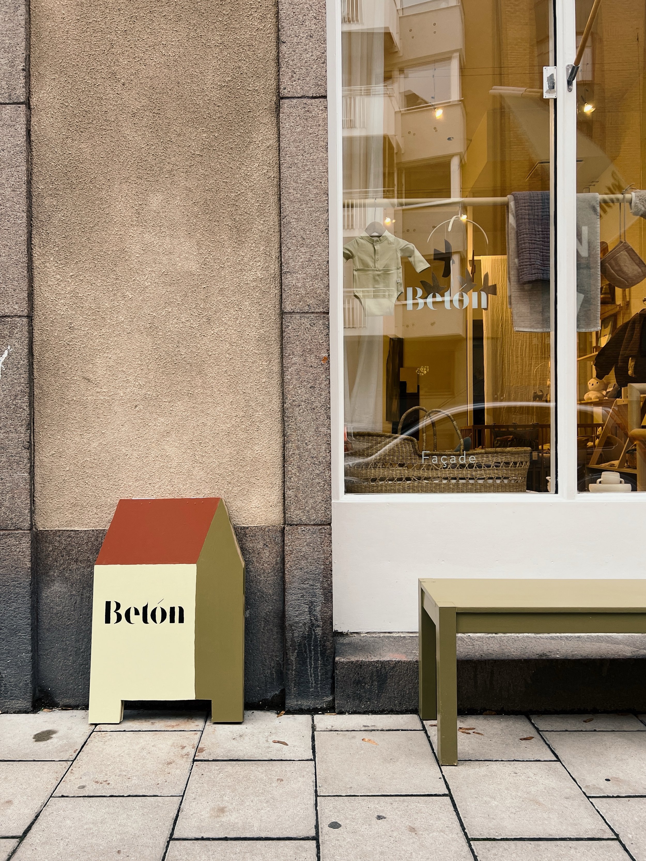 I put way too many hours into that sign 😆 

Welcome to Bet&oacute;n, Erstagatan 32, Stockholm!