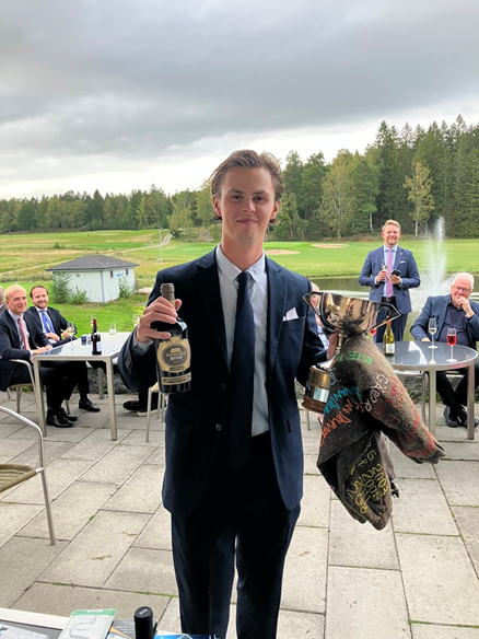 Gustav Boustedt, vinnare i Allmänna klassen med pokal och de unika golfbyxorna.