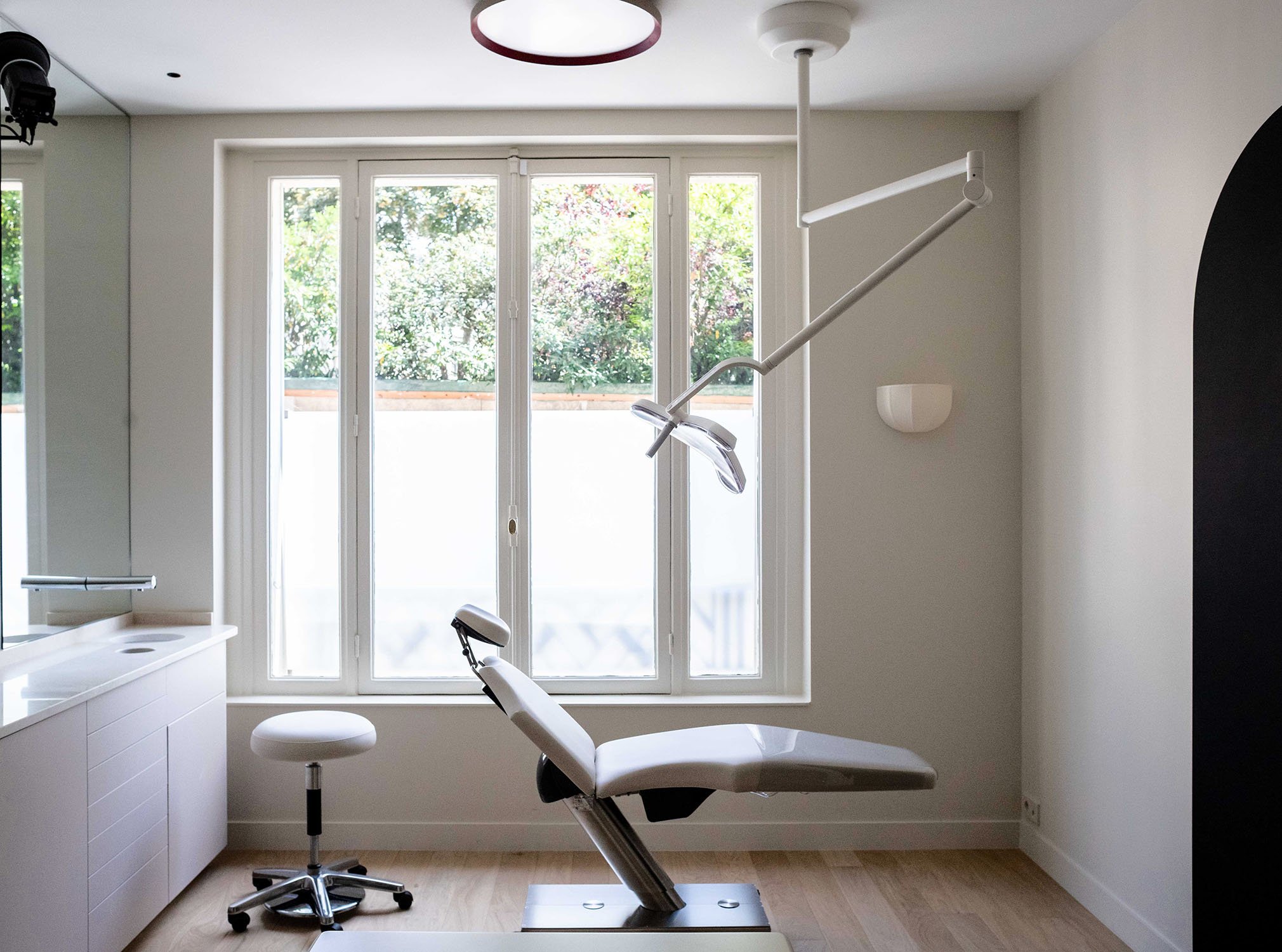 Aménagement d’un cabinet de chirurgie maxillo-faciale et stomatologie rue Chateaubriand, Paris 3 salles de consultation, 2 salles de soins, 1 salle de radiologie, 1 salle de stérilisation Maîtrise d’œuvre complète | 170 m² | 2025 © Nathalie Baete