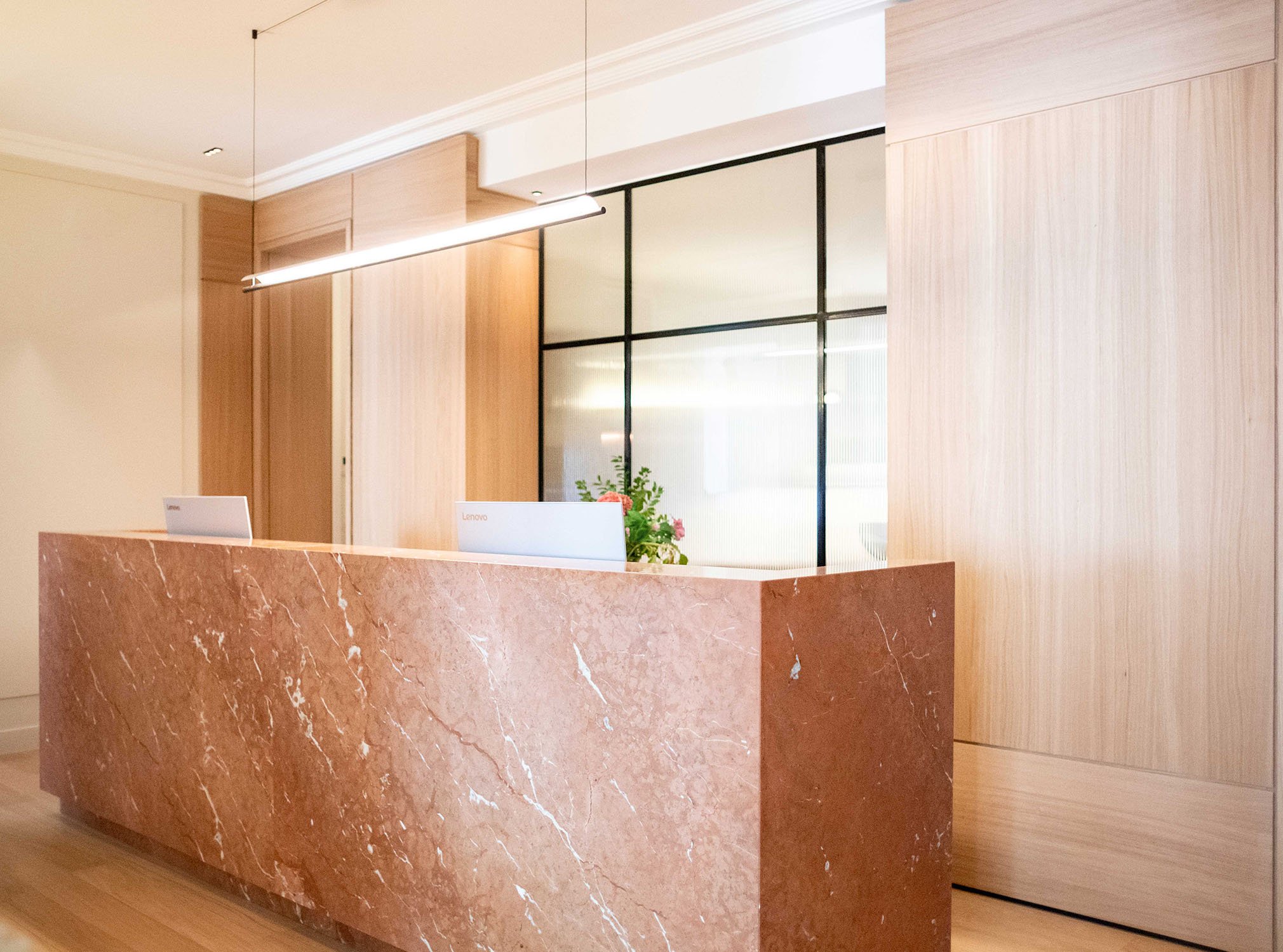 Aménagement d’un cabinet de chirurgie maxillo-faciale et stomatologie rue Chateaubriand, Paris 3 salles de consultation, 2 salles de soins, 1 salle de radiologie, 1 salle de stérilisation Maîtrise d’œuvre complète | 170 m² | 2025 © Nathalie Baete