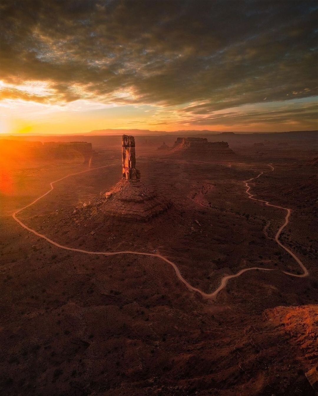 The stunning landscapes of Utah, United States 🇺🇸 
Photography // @austinpedersen__
Curated by @steffeneisenacher

#utah #desert #unitedstates #america #dronephotography #aerialphotography