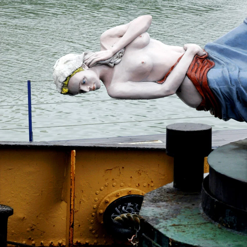 La sculpture Marie, sirène de Dunkerque, avant la mise à l'eau après sa rénovation.