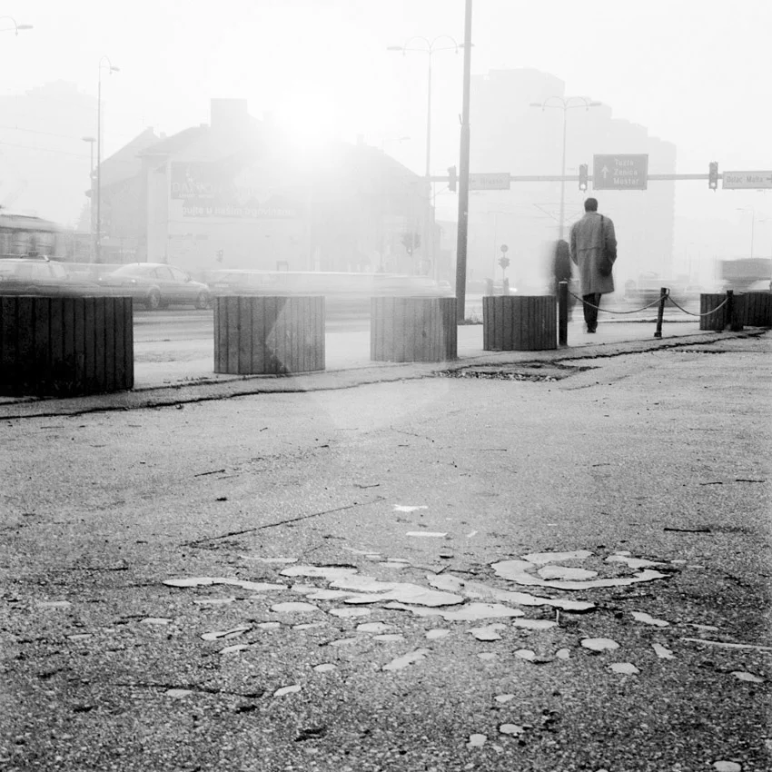 Sur la Sniper Alley (Avenue Zmaja od Bosne) à Sarajevo. L’empreinte au sol désigne la fragmentation d’un obus ( baptisées “roses de Sarajevo” par les habitants)