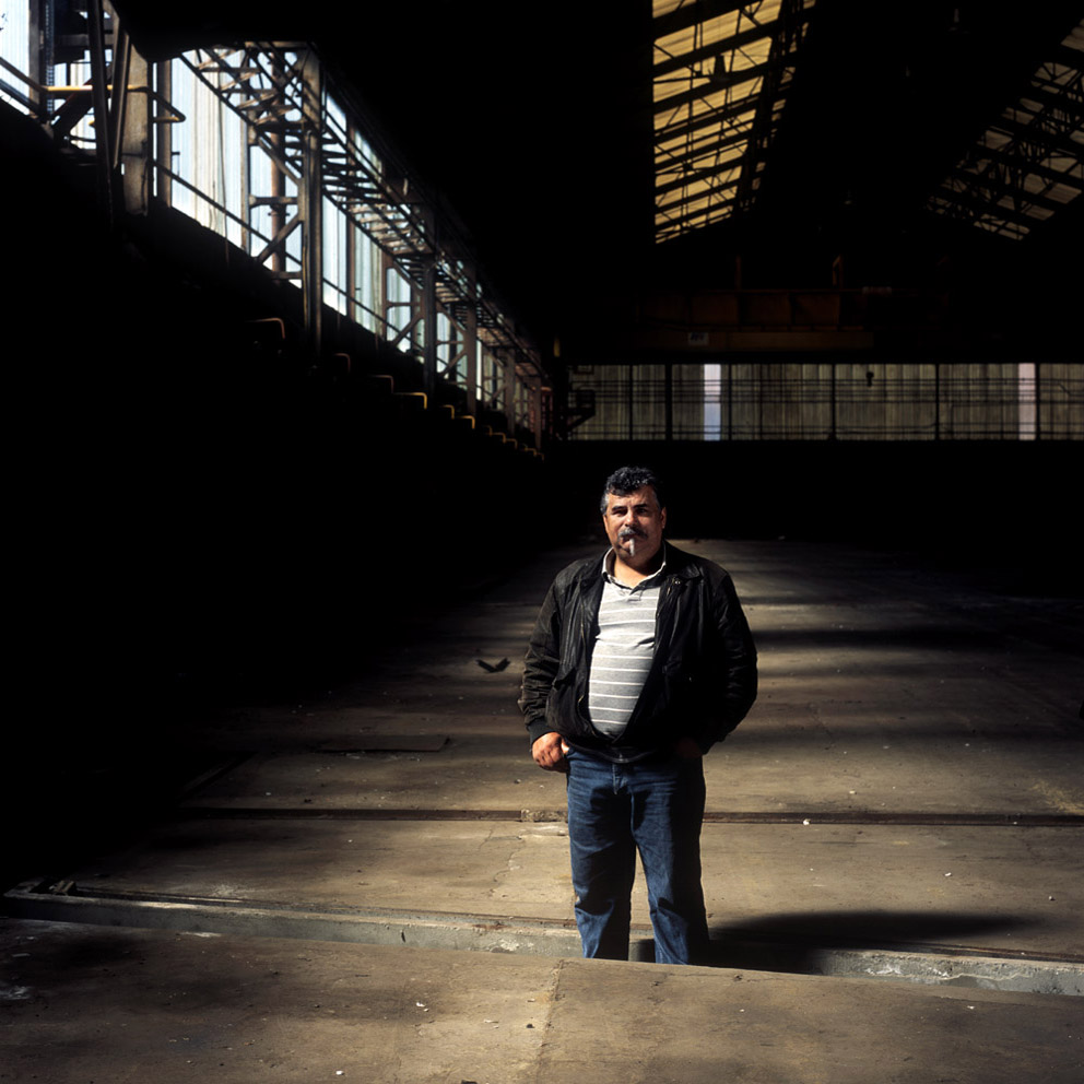  Manu, ancien soudeur sur le lieu même de son poste de travail dans l’usine Stein abandonnée (Lys-lez-Lannoy) 