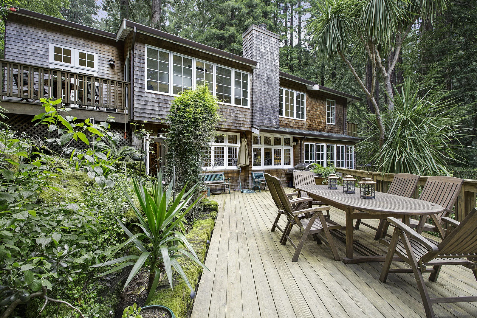 12. Outdoor dining to house.jpg