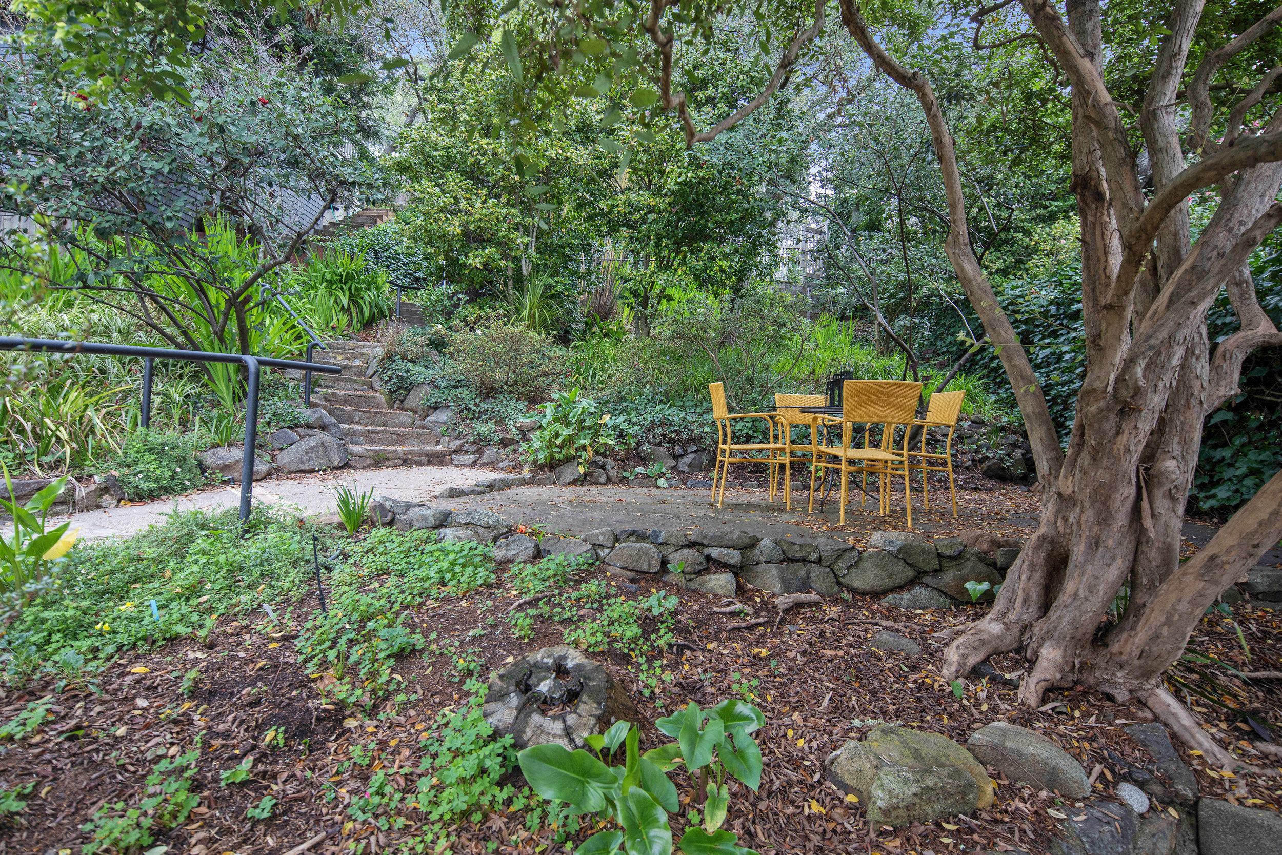 Ext - front patio dining.jpg