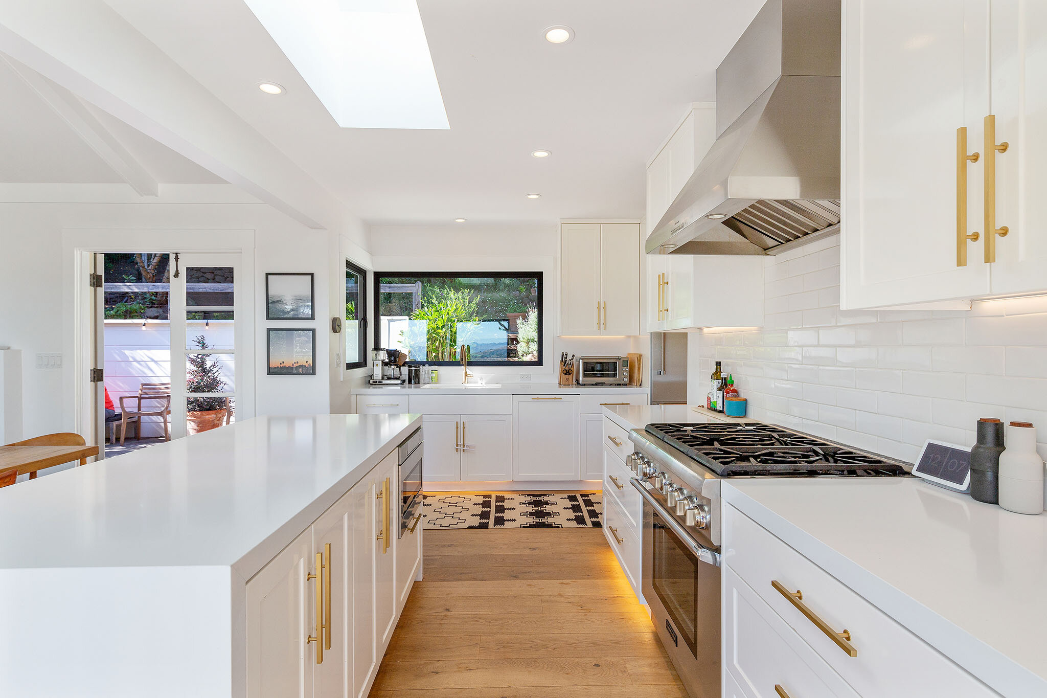 Kitchen island long.jpg