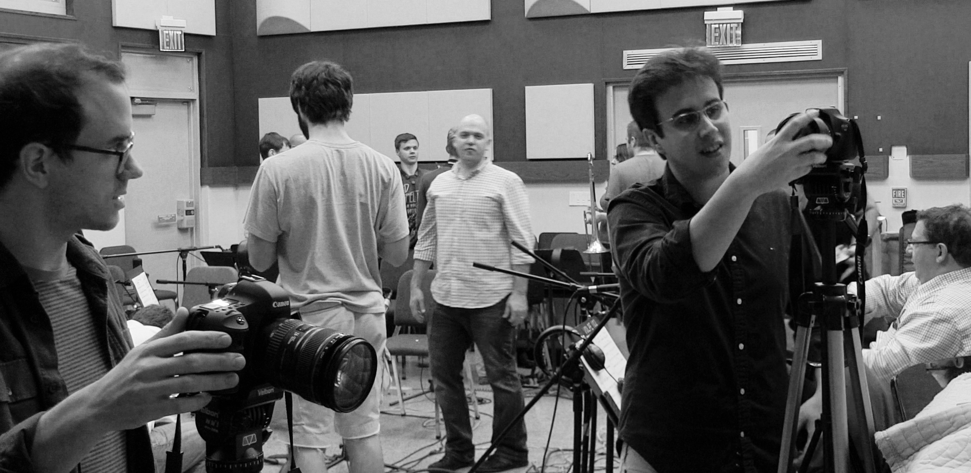 Rafael Piccolotto de Lima preparando cameras e dirigindo a equipe de vídeo momentos antes de gravação na Universidade de Miami. 2016.