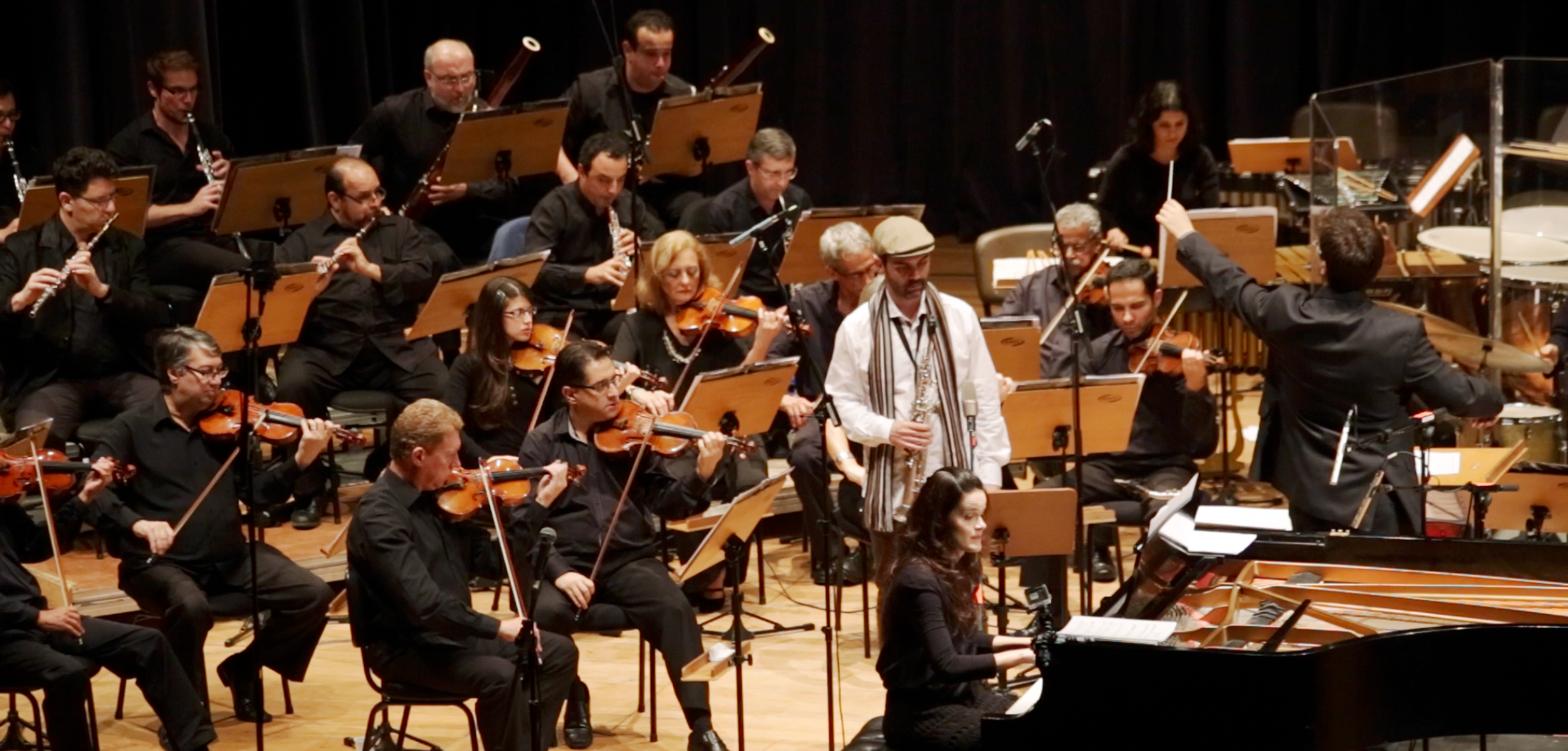 Rafael Piccolotto de Lima regendo a Orquestra Sinfônica da UNICAMP no Teatro Castro Mendes, Campinas - SP. Um concerto jazz sinfônico apresentando a música do maestro.