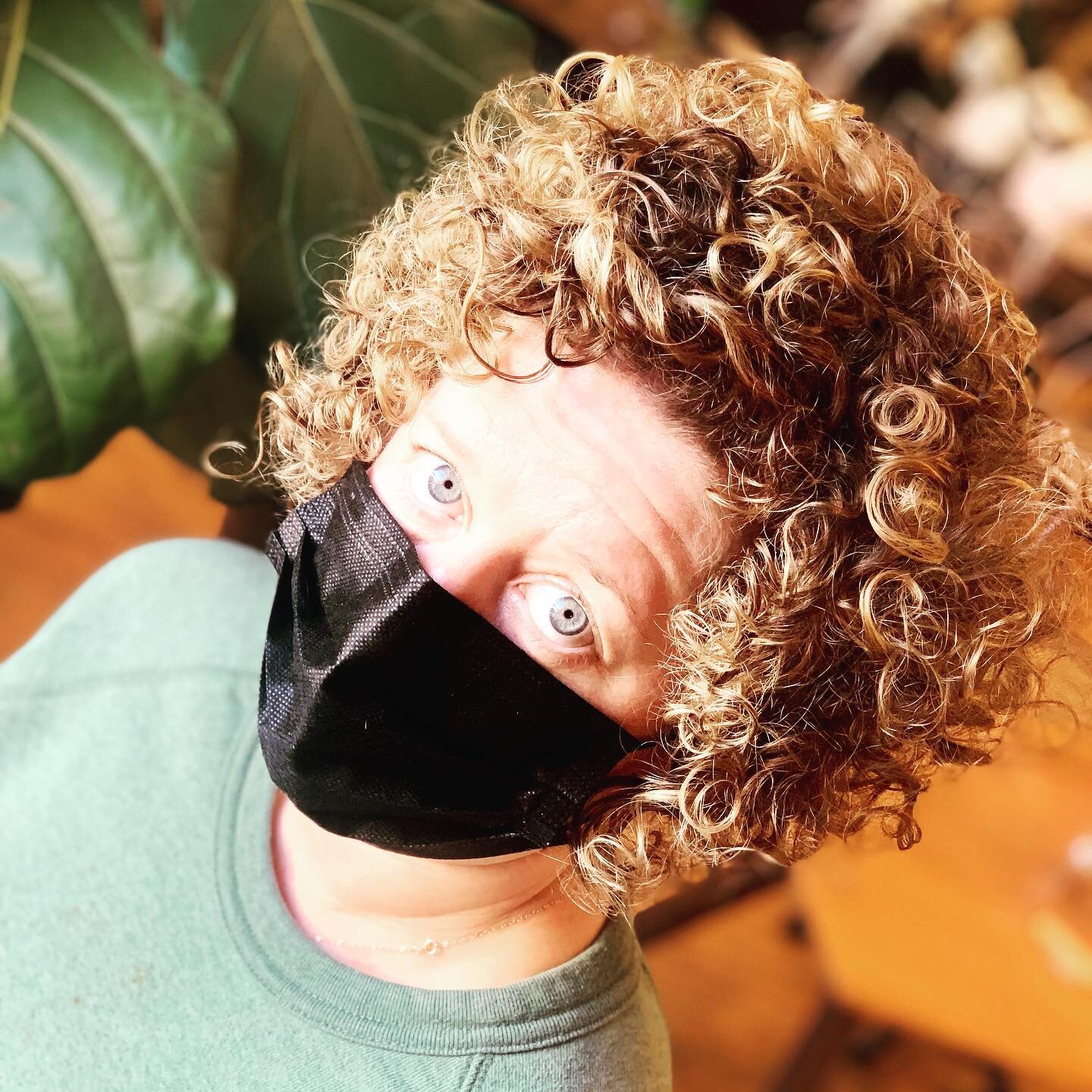 Curly hair makeover cut and color! These curls are phenomenal! Color was done with foilyage and melting in foils to keep this lived in color maintenance low. Book your New Years Makeover now! Book at salonhex.com @salonhex #drycutting #newyear #davin