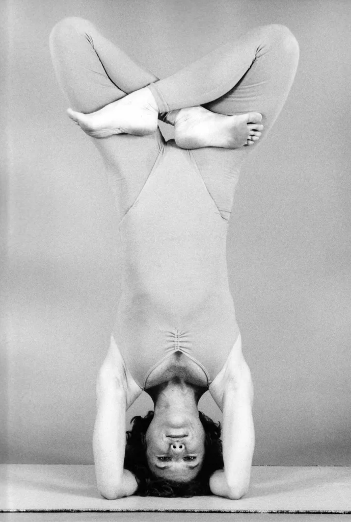 patty-townsend---1985---padmasana-in-sirsasana_7553038156_o.jpg