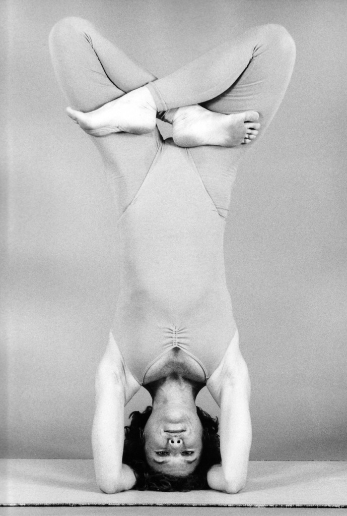 patty-townsend---1985---padmasana-in-sirsasana_7553038156_o.jpg