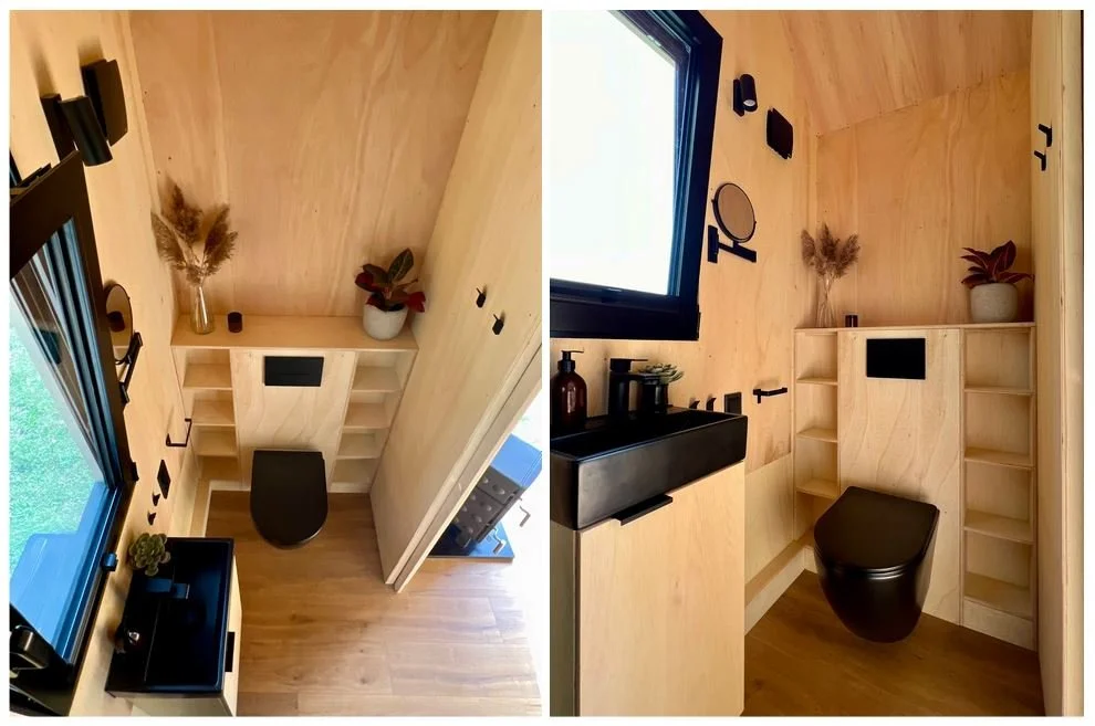  >  Individuelles Badezimmer im REDUKT PURA Mobile Haus mit spülrandloser, wandhängender Toilette und maßgeschneiderten Regalen aus Sperrholz.  