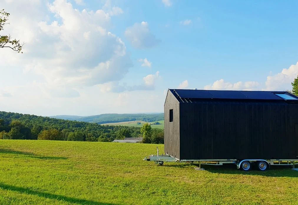   REDUKT PURA Haus  auf einem grünen Hügel mit Blick auf eine Bergkette in der Nähe von Wien. Foto: Emanuel Kaspar 